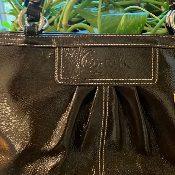 Coach Dark chocolate patent leather shoulder bag. Z25842 - Picture 4 of 13